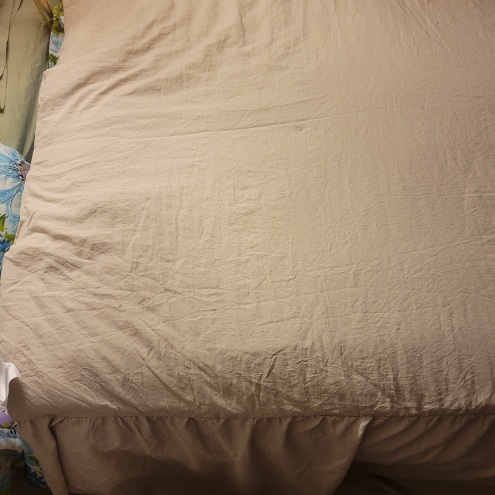 Elegant Cream Twin Bedding Coverlet With A Bedskirt Drop And Sham Set - Picture 4 of 8